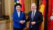 Hamburgs Erster Bürgermeister Olaf Scholz begrüßt die chinesische Vizeministerpräsidentin Liu Yandong im Rathaus (Foto: picture-alliance/dpa/D. Reinhardt) Hamburgs Erster Bürgermeister Olaf Scholz begrüßt die chinesische Vizeministerpräsidentin Liu Yandong im Rathaus (Foto: picture-alliance/dpa/D. Reinhardt)