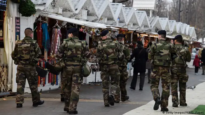 Frankreich Soldaten im Weihnachtsmarkt am Champs-Elysee in Paris (Getty Images/AFP/D. Faget)