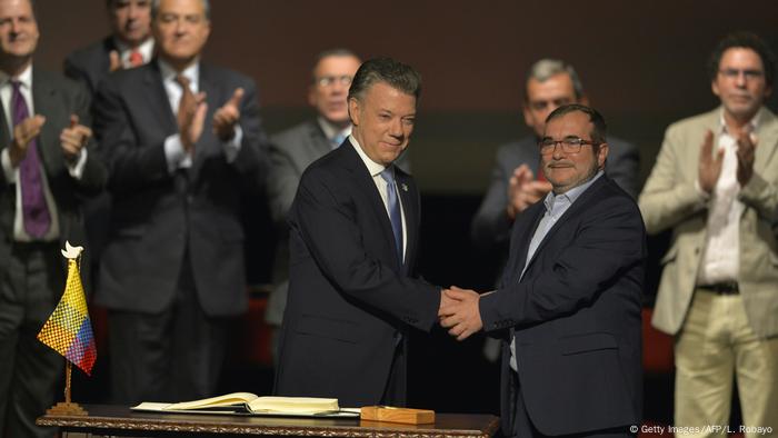 Kolumbien Bogota Unterzeichnung Friedensvertrag (Getty Images/AFP/L. Robayo)