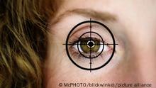 Fadenkreuz auf einem Frauenauge | hairline cross on a woman's eye | Verwendung weltweit