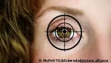 Fadenkreuz auf einem Frauenauge | hairline cross on a woman's eye | Verwendung weltweit