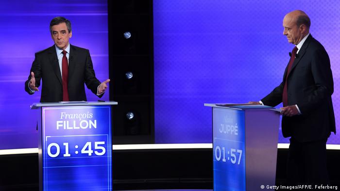 Франсуа Фийон и Ален Жюппе за трибунами во время теледебатов на первичных выборах во Франции