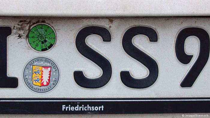 Deutschland Autokennzeichen mit verbotenem Kürzel SS (Imago/Steinach)