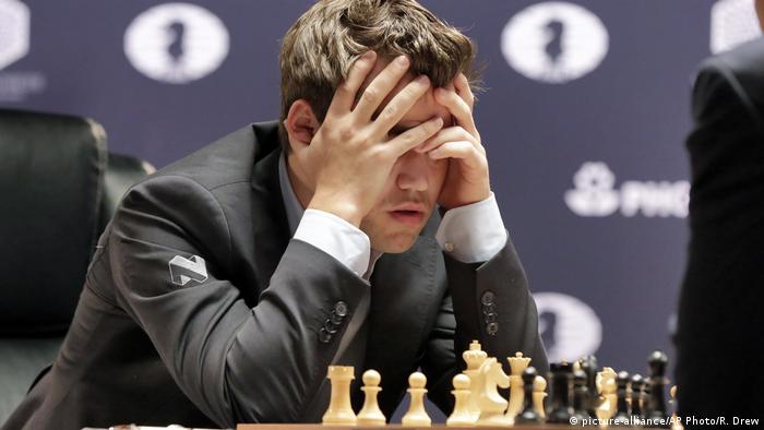 USA Schach Weltmeisterschaft in New York - Weltmeister Magnus Carlsen (picture-alliance/AP Photo/R. Drew)