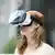 Жінка в окулярах віртуальної реальності