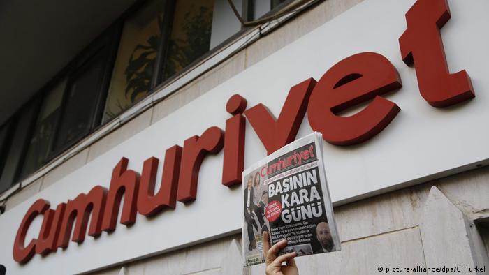 El redactor jefe de la edición online del periódico turco Cumhuriyet, Oguz Güven, fue detenido, según anunció hoy a través de su cuenta de Twitter en Estambul. La detención de Güven se suma a las acusaciones de terrorismo que pesan contra numerosos trabajadores de la publicación. (12.05.2017)