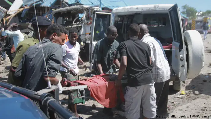 Somalia Autobombenanschlag in Mogadischu (picture-alliance/dpa/S. Y. Warsame)