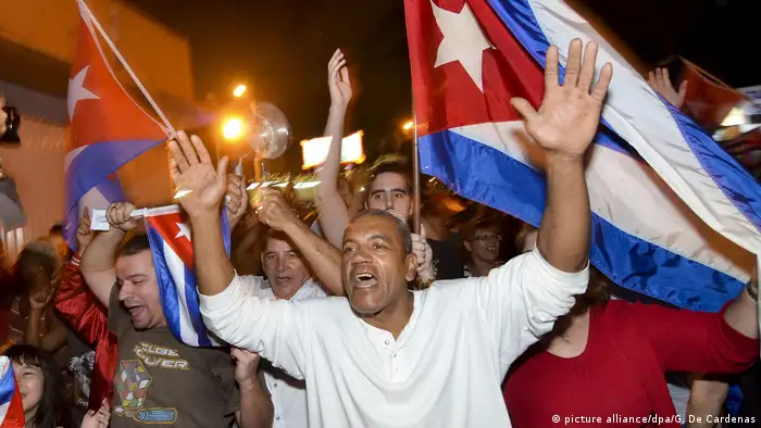 USA Exil-Kubaner jubeln nachdem Fidel Catro gestorben ist (picture alliance/dpa/G. De Cardenas)