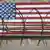 Bandeira dos EUA atrás de cerca de arame farpado em Guantánamo