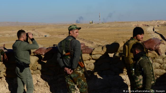 Irak Peschmerga- Kämpfern im Schützengraben in Sinjar