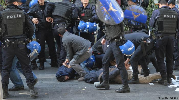 Türkei Polizei verhaftet Unterstützer der pro kurdischen Halkların Demokratik Partisi Partei