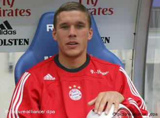 Bayern Spieler Lukas Podolski auf der Reservebank. Quelle: dpa
