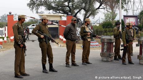 Indien Kaschmir Soldaten vor Absperrung (picture-alliance/dpa/J. Singh)