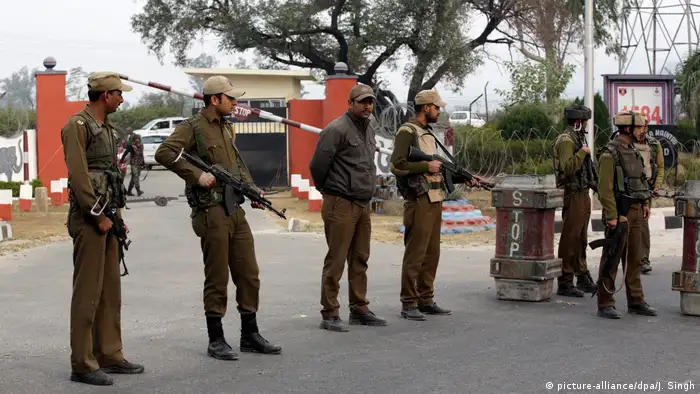 Indien Kaschmir Soldaten vor Absperrung (picture-alliance/dpa/J. Singh)