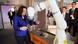 Andrea Nahles, ministra germana de Trabajo, observa un robot de la firma robótica alemana KUKA. Andrea Nahles, ministra germana de Trabajo, observa un robot de la firma robótica alemana KUKA.