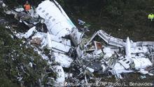 29.11.2016
Rescue workers stand at the wreckage site of a chartered airplane that crashed outside Medellin, Colombia, Tuesday, Nov. 29, 2016. The plane was carrying the Brazilian first division soccer club Chapecoense team that was on it's way for a Copa Sudamericana final match against Colombia's Atletico Nacional. (AP Photo/Luis Benavides) |