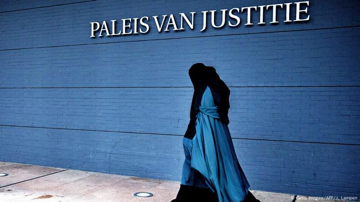 Niederlande Frau trägt Burka vor dem Justitzgebäude in Den Haag (Getty Images/AFP/J. Lampen)