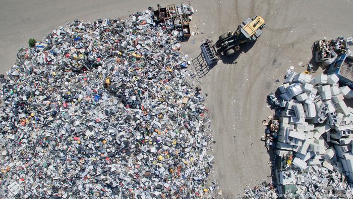 Drohnenbild Recycling von Elektrogeräten wird ausgeweitet (picture-alliance/dpa/J. Stratenschulte)