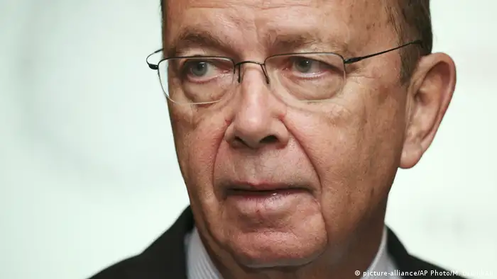 Wilbur Ross, de 79 años, es un inversionista multimillonario. Ross es conocido por comprar empresas de acero y del carbón y revenderlas para obtener ganancias múltiples ganancias. Ross tiene tanta mala fama que lo llaman el rey de las bancarrotas. 