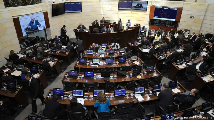 El Senado aprobó la ley sobre la JEP sobre participación en política de los excombatientes, que al inscribirse deberán acreditar un certificado de la Oficina del Alto Comisionado para la Paz. Además, si una persona es elegida y luego sancionada por la JEP, será esta justicia la que determine si esa sanción es compatible o incompatible con el desempeño de funciones públicas. 
