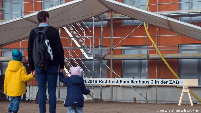Deutschland Hendricks will Familien beim Bauen mit bis zu 20000 Euro helfen