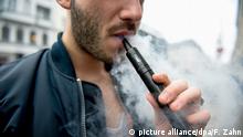 ARCHIV - Ein Mann raucht am 09.02.2015 eine E-Zigarette in Berlin. Rauchen ist ungesund und macht abhängig. Das gibt auch der Chef des internationalen Tabakkonzerns Philip Morris zu. Deshalb will Calantzopoulos gemeinsam mit Regierungen daran arbeiten, dass die konventionelle Zigarette irgendwann «ausläuft». (zu dpa Philip Morris denkt über Ende der konventionellen Zigarette nach vom 30.11.2016) Foto: Felix Zahn/dpa +++(c) dpa - Bildfunk+++ | Verwendung weltweit