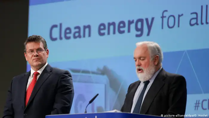 Заместитель председателя Еврокомиссии Марош Шевчович и комиссар ЕС по энергетике Мигель Ариас Каньете 