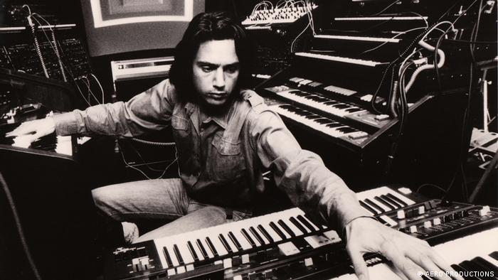 Ο Ζαν Μισέλ Ζαρ ξεκίνησε ως κιθαρίστας με μεγάλη αγάπη για την τζαζ. Από πολύ νωρίς τον εντυπωσίαζαν οι πρωτόλειοι ακόμη ήχοι της ηλεκτρονικής μουσικής. Από μικρή ηλικία ξεκίνησε να πειραματίζεται με ένα συνθεσάιζερ για να δημιουργήσει νέους ήχους. Το 1971 σε ηλικία 30 μόλις ετών υπέγραψε τη μουσική για το πρώτο μπαλέτο με ηλεκτρονική μουσική, το οποίο ανέβηκε στην ιστορική Όπερα του Παρισιού.