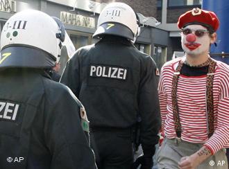 Demonstrant und Polizisten in Köln, Quelle: AP