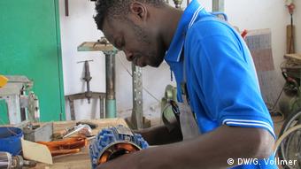 Senegal DW-Dreharbeiten - Hinterbliebene von Flüchtlingen in Thiaroye-sur-mer (Rechte: DW/G. Vollmer)