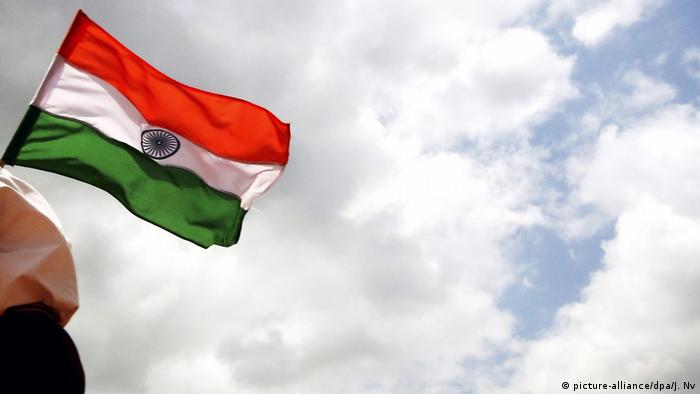 Indien Schulkind mit Nationalflagge (picture-alliance/dpa/J. Nv)