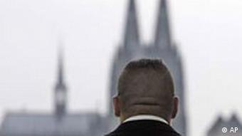 Ein Teilnehmer des Kongresses vor der Silhouette des Kölner Doms, Quelle: AP
