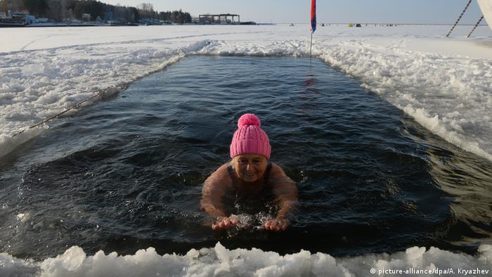 Russland Eisschwimmer Nowosibirsk (picture-alliance/dpa/A. Kryazhev)