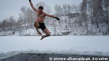 Tradisi Unik Rusia: Berenang dalam Air Es