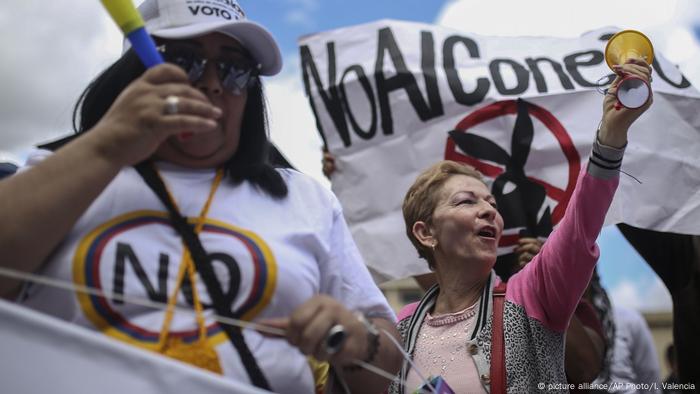 Manifestantes contrarios al acuerdo de paz.