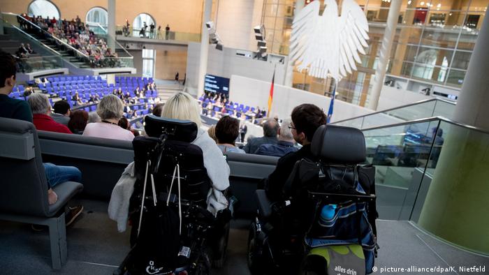 Deutschland Bundestag Rollstuhlfahrer