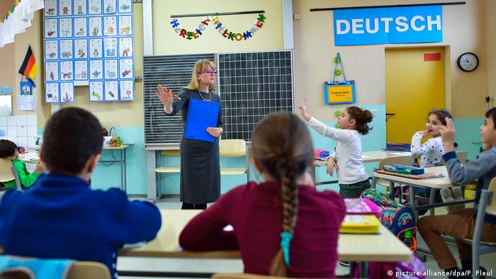 Deutschland Flüchtlingskinder in Grundschule in Frankfurt an der Oder