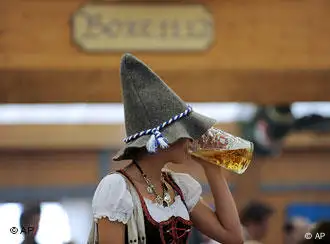 Deutschland München Oktoberfest Frau mit Bier und Hut