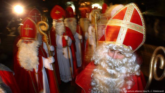 Nikolausdarsteller beim Treffen der Nikoläuse 2014 (Foto: picture-alliance/dpa/K.-J. Hildebrandt)