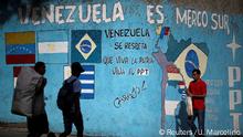 Venezuelan citizens walk past graffiti referencing Mercosul in Caracas, Venezuela, December 1, 2016. REUTERS/Ueslei Marcelino FOR EDITORIAL USE ONLY. NO RESALES. NO ARCHIVES.