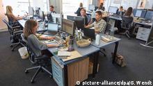 Mitarbeiter sitzen am 10.05.2016 in einem Großraumbüro der Xing AG in der Dammtorstraße in Hamburg. Foto: Georg Wendt/dpa | Verwendung weltweit