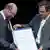 Martin Schulz übergibt Kermani den Dönhoff-Preis