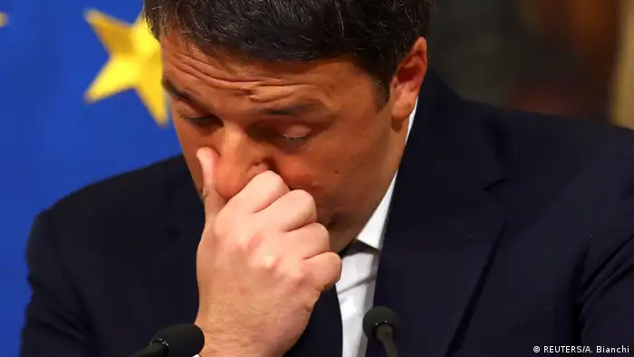 Italien | Ministerpräsident Matteo Renzi kündigt nach gescheitertem Referendum seinen Rücktritt an (REUTERS/A. Bianchi)