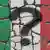 Знак вопроса на цветах флага Италии на потрескавшейся стене