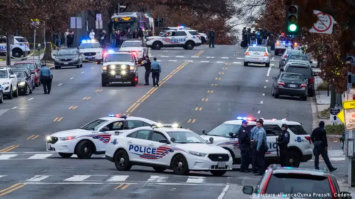 Donald Trump firmó este 9 de febrero tres acciones ejecutivas para restaurar la seguridad nacional y llamó a elaborar estrategias para reducir la inmigración ilegal, el narcotráfico y los delitos violentos. 09.02.2017 