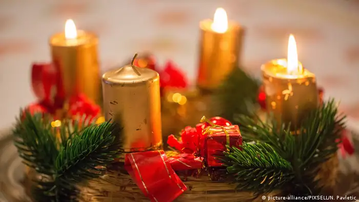 Adventskranz mit drei brennenden Kerzen, Foto: picture-alliance/PIXSELL/N. Pavletic