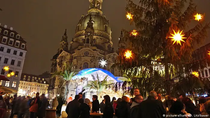 Deutschland Weihnachtsmarkt in Dresden (picture-alliance/A. Litzlbauer)
