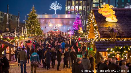汉堡圣保罗区的圣诞市场集传统与前卫于一体。这座位于红灯区Reeperbahn的圣诞市场号称是汉堡「最性感的圣诞市场」：主办方将圣诞主题与汉堡圣保利红灯区的「娱乐」方式结合起来，举办了德国独一无二的「情色圣诞市场」。