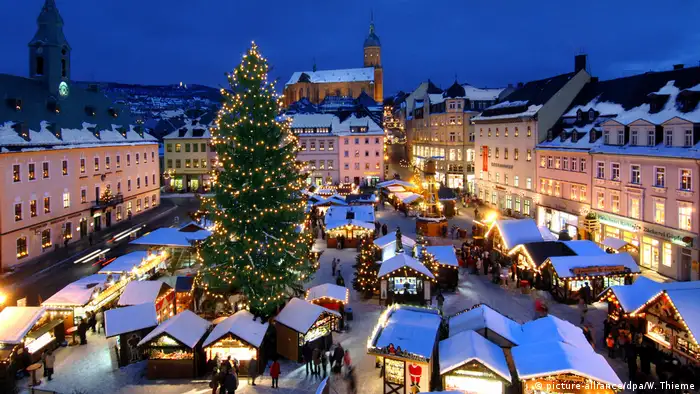 Ein Weihnachtsmarkt von oben, Foto: picture-alliance/dpa/W. Thieme