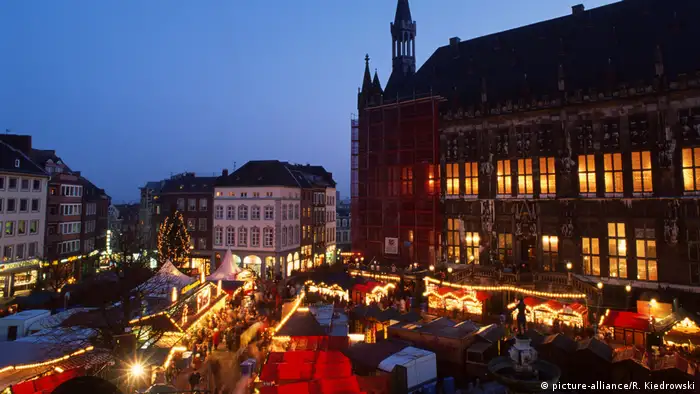 Deutschland Weihnachtsmarkt in Aachen (picture-alliance/R. Kiedrowski)